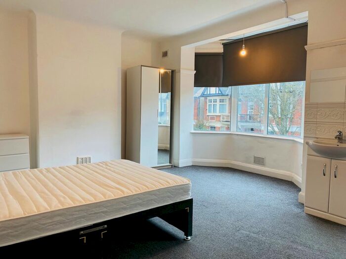 1 Bedroom Flat To Rent In Whitehall Gardens, London, W3