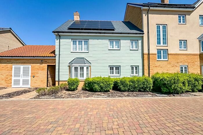 2 Bedroom Flat For Sale In Henry Crescent, Rochford, SS4