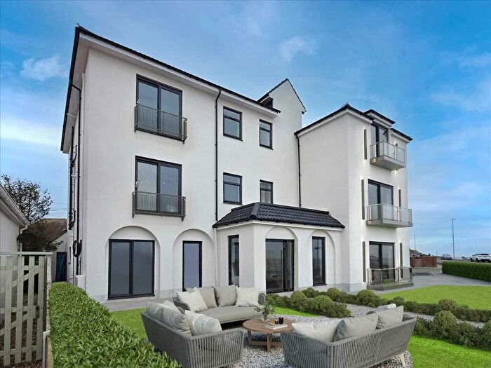 2 Bedroom Apartment For Sale In Cliff Parade, Walton On The Naze, CO14