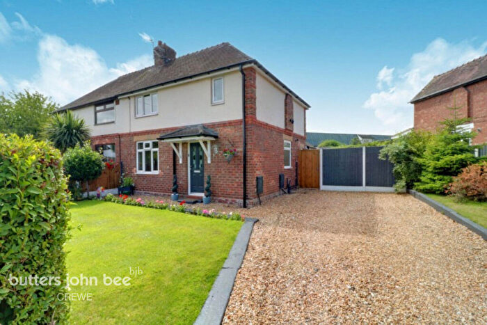 3 Bedroom Semi-Detached House To Rent In Overway, Winsford, CW7