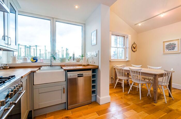 3 Bedroom Flat To Rent In Oval Mansions, Oval, London, SE11