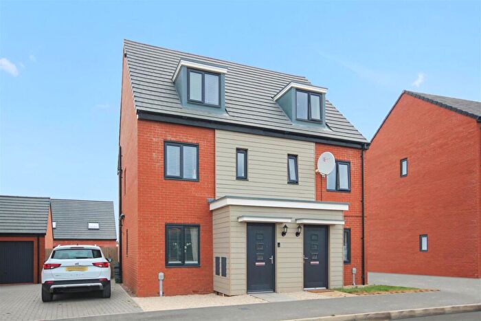 3 Bedroom Semi-Detached House For Sale In Fitzhugh Rise, Wellingborough, NN8