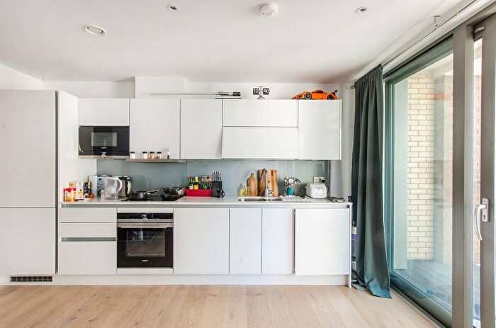 2 Bedroom Flat For Sale In East Ferry Road, Canary Wharf, London, E14