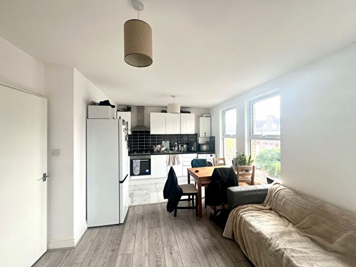 4 Bedroom Flat To Rent In Tooting Bec, SW17