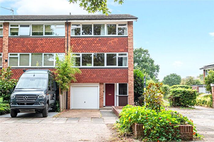 4 Bedroom End Of Terrace House For Sale In Kingfisher Drive, Surrey, TW10