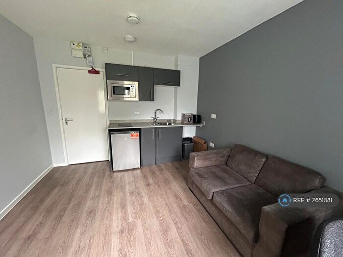 1 Bedroom Flat To Rent In Common Stile Road, Huddersfield, HD4