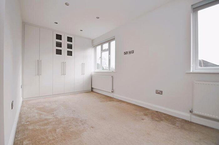 5 Bedroom Semi-Detached House To Rent In Beechcroft Avenue, New Malden, KT3