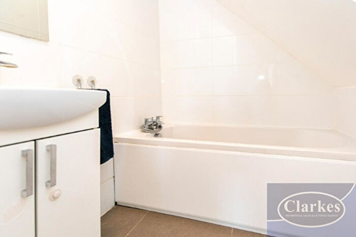 3 Bedroom Flat For Sale In Columbia Road, Bournemouth, BH10