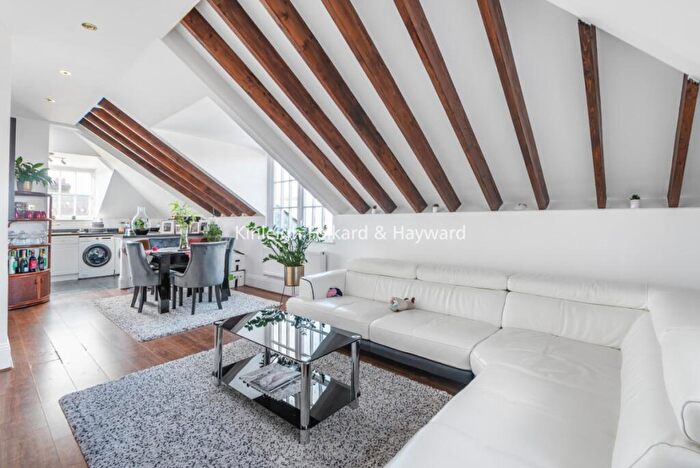 3 Bedroom Flat To Rent In Royal Drive, London, N11