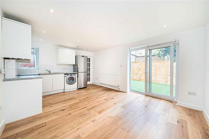 3 Bedroom Maisonette To Rent In Coldharbour Lane, London, SE5