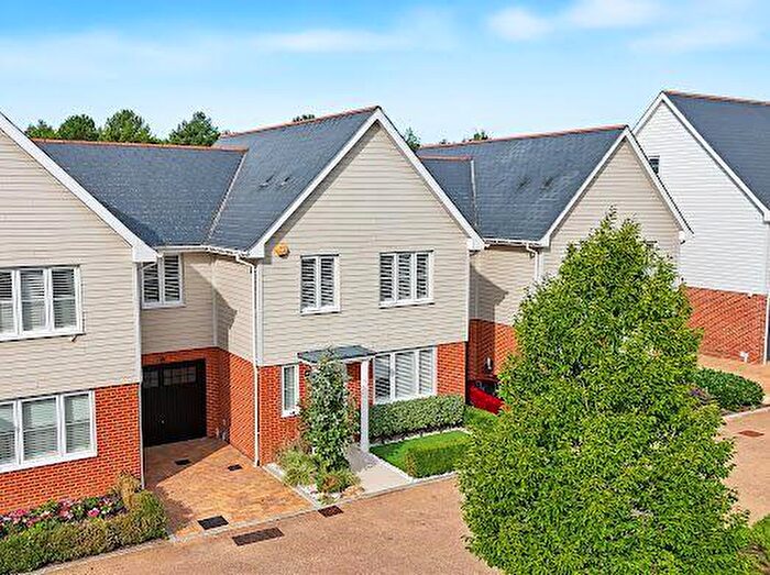 4 Bedroom Link Detached House For Sale In Primrose Close, Snodland, ME6