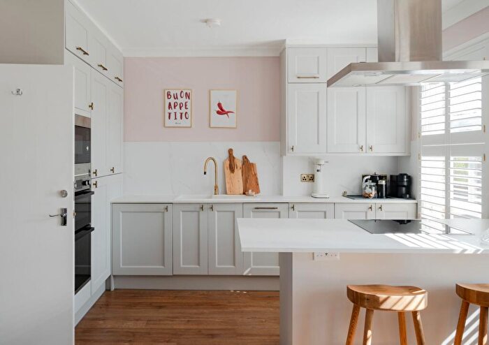 2 Bedroom Flat For Sale In Grove Green Road, Leytonstone, London, E11