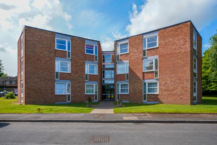 2 Bedroom Apartment To Rent In Heathside, Weybridge, KT13