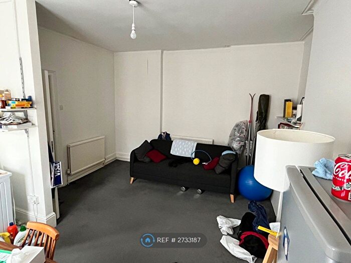 1 Bedroom Flat To Rent In Macfarlane Road, London, W12