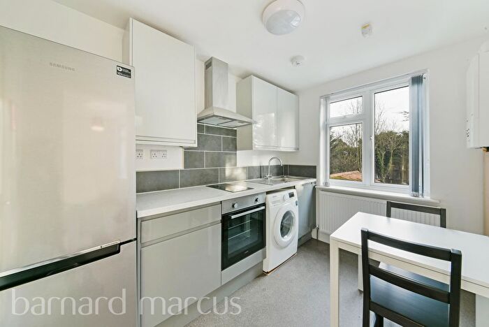 Studio To Rent In Great West Road, Isleworth, TW7