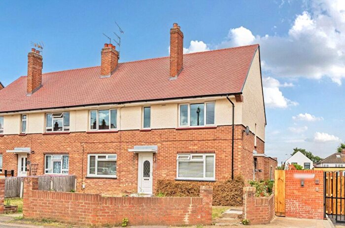 2 Bedroom Maisonette For Sale In Mawney Close, Romford, RM7
