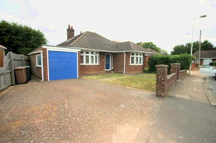 3 Bedroom Detached Bungalow To Rent In Challney Close, Luton, LU4