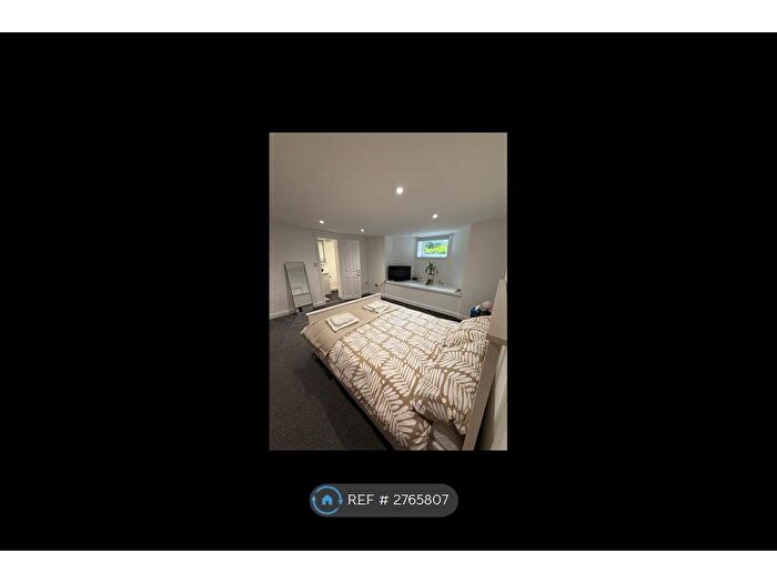 2 Bedroom Flat To Rent In Grove Lane, Leeds, LS6