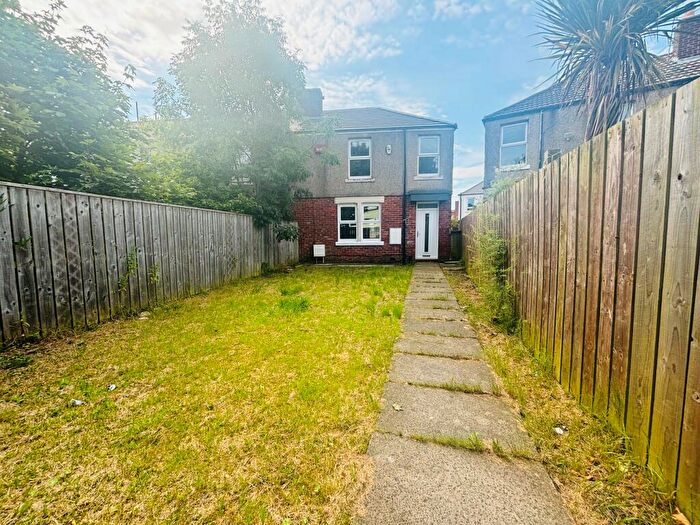 3 Bedroom House To Rent In The Oval, Washington, NE37