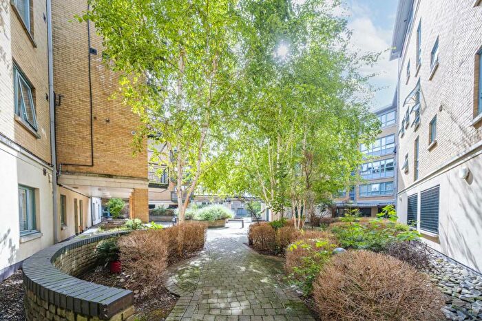 2 Bedroom Flat To Rent In Queens Drive, Finsbury Park, London, N4