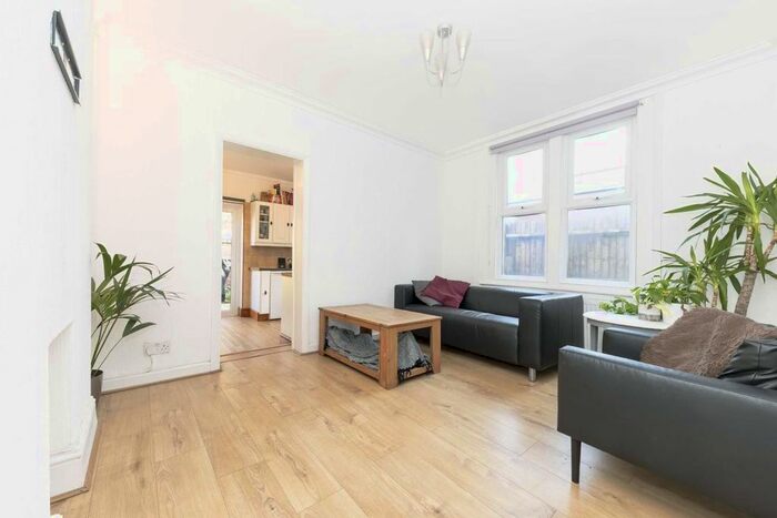 3 Bedroom Flat To Rent In Mantilla Road, London SW17