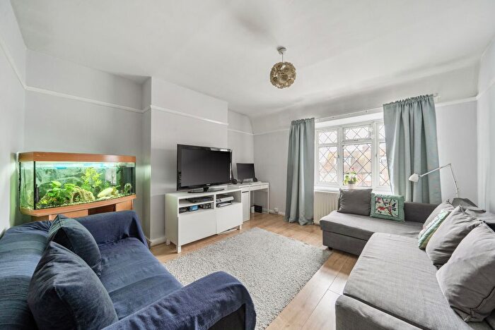 2 Bedroom Flat For Sale In Richmond Road, Kingston Upon Thames, KT2