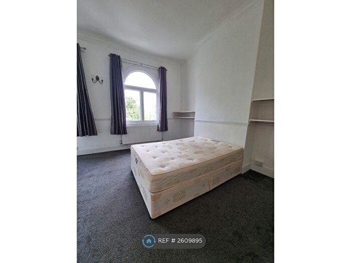 3 Bedroom Flat To Rent In Cawnpore Street, London, SE19
