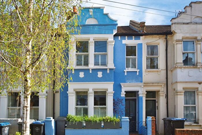 3 Bedroom Flat For Sale In Charteris Road, London, NW6