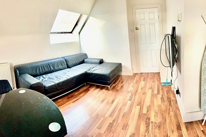 3 Bedroom Flat For Sale In Corfton Road, London, W5