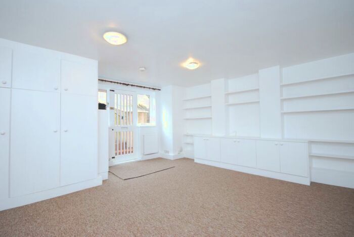 2 Bedroom Flat To Rent In Hillcourt Road London, SE22