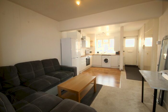 4 Bedroom Flat To Rent In President House, Goswell Road, Clerkenwell, EC1V