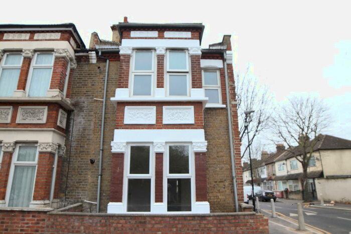 2 Bedroom Ground Flat To Rent In Portway, London, E15