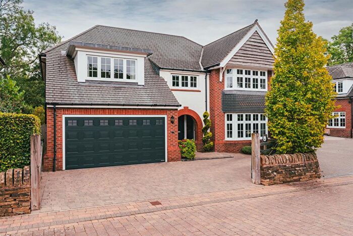 5 Bedroom Detached House For Sale In Ringinglow Gardens, Sheffield, S11