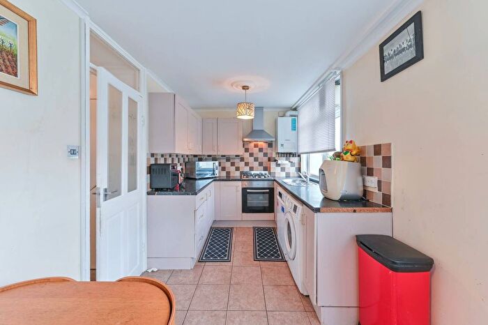 3 Bedroom Maisonette For Sale In Aytoun Road, Stockwell, London, SW9