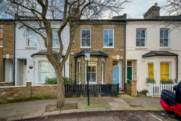 2 Bedroom Flat To Rent In Treadgold Street, London, W11