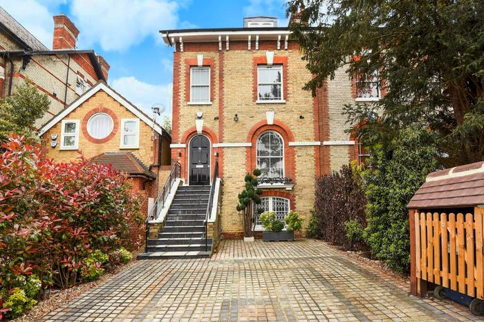 5 Bedroom Semi-Detached House To Rent In Station Road, New Barnet, EN5