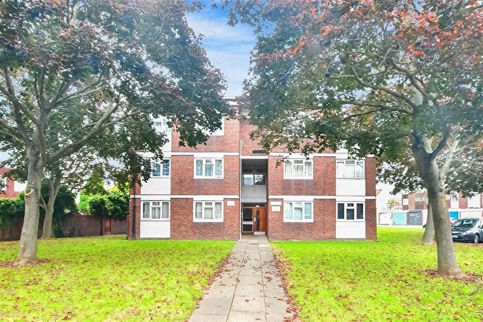 1 Bedroom Flat To Rent In Haldon Close, Chigwell, IG7