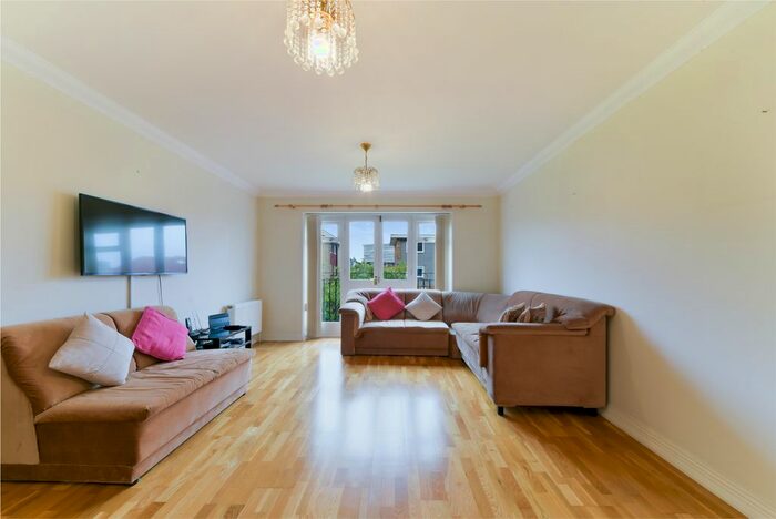 2 Bedroom Flat To Rent In Dukes Court, SW19