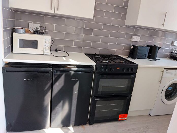 3 Bedroom Flat To Rent In Watford Way, London, NW4