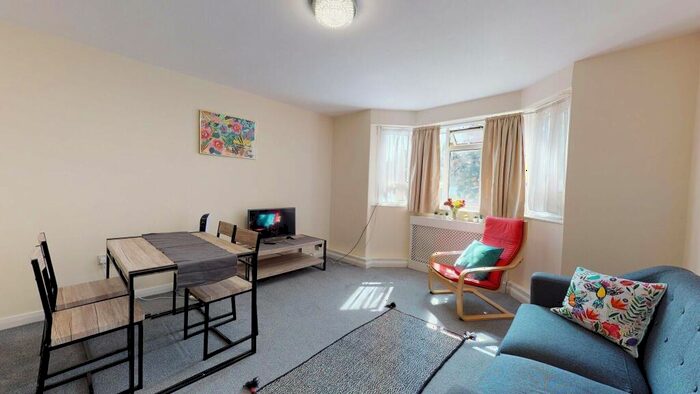3 Bedroom Flat To Rent In Cricklewood Lane, NW2