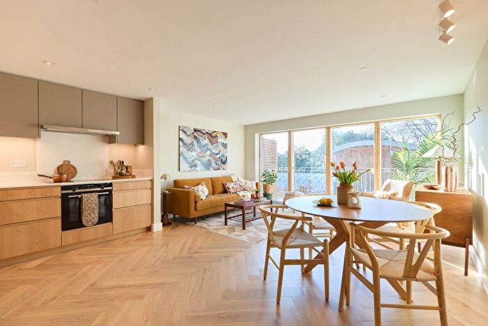 3 Bedroom Flat To Rent In Flat, Hills Road, Cambridge, CB2