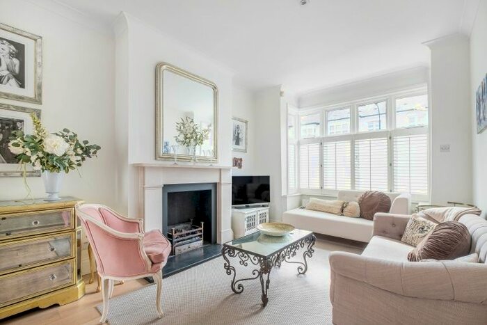 3 Bedroom Flat To Rent In Vera Road, London, SW6