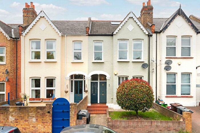 3 Bedroom Flat To Rent In Brooks Road, Chiswick, W4