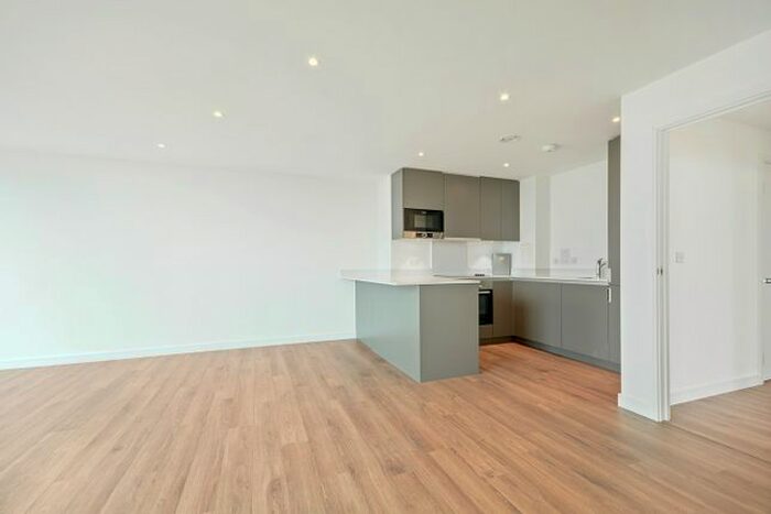 3 Bedroom Flat To Rent In Pinnacle Apartments, Saffron Central Square, Croydon, CR0