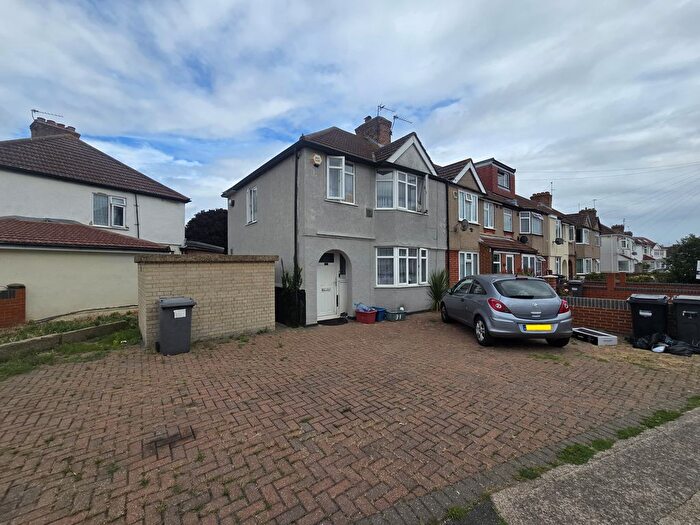 3 Bedroom Semi-Detached House For Sale In Waye Avenue, Hounslow, TW5