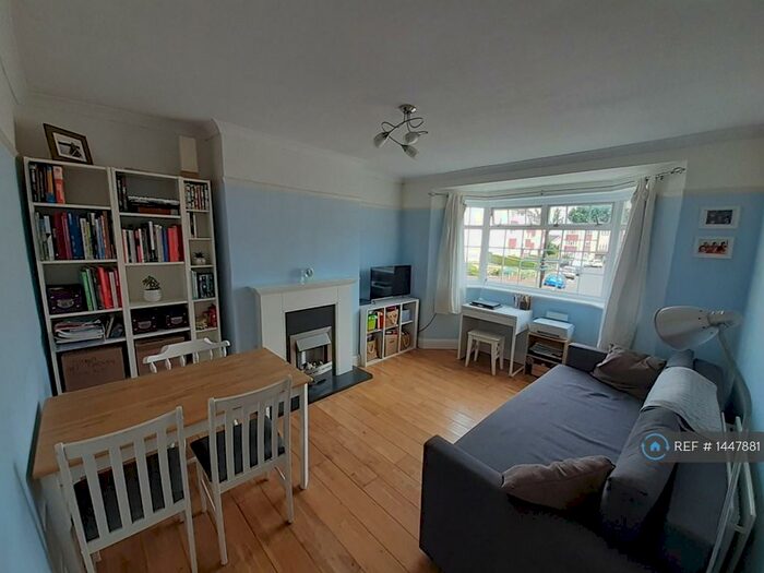2 Bedroom Flat To Rent In Amblecote Road, London, SE12