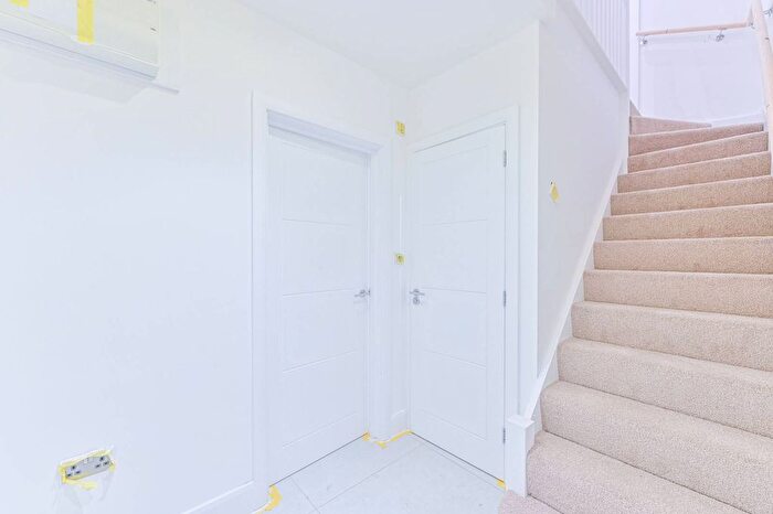 3 Bedroom Property For Sale In Kingswood Way, Sanderstead, South Croydon, CR2