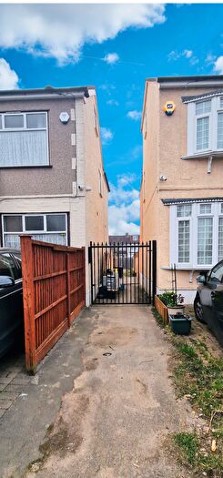 2 Bedroom Flat To Rent In Ambleside Gardens, Ilford, IG4
