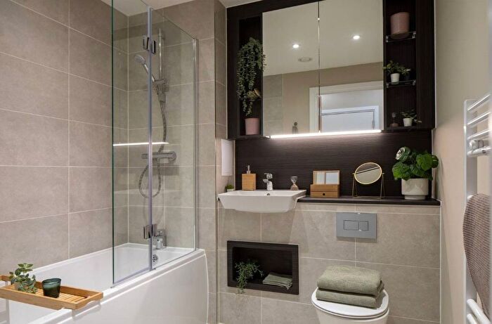 1 Bedroom Flat For Sale In Hayes Village, Hayes, UB3