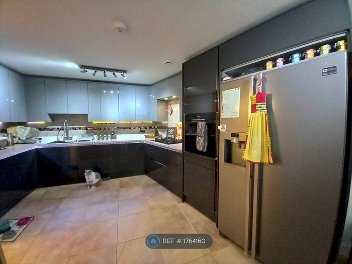 3 Bedroom Flat To Rent In St. Georges Grove, London, SW17